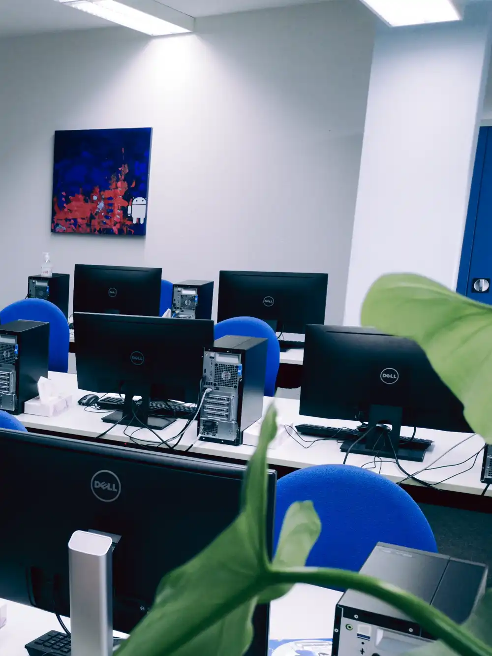 ein Bild aus dem hause cbm - ein Raum mit einem Android - Werk