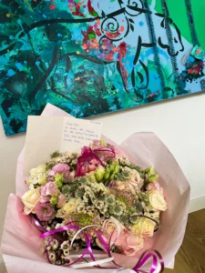 Ein prächtiger Blumenstraus für die Projektleitung Ute Bescht des Workshop "Frauen starten digital"