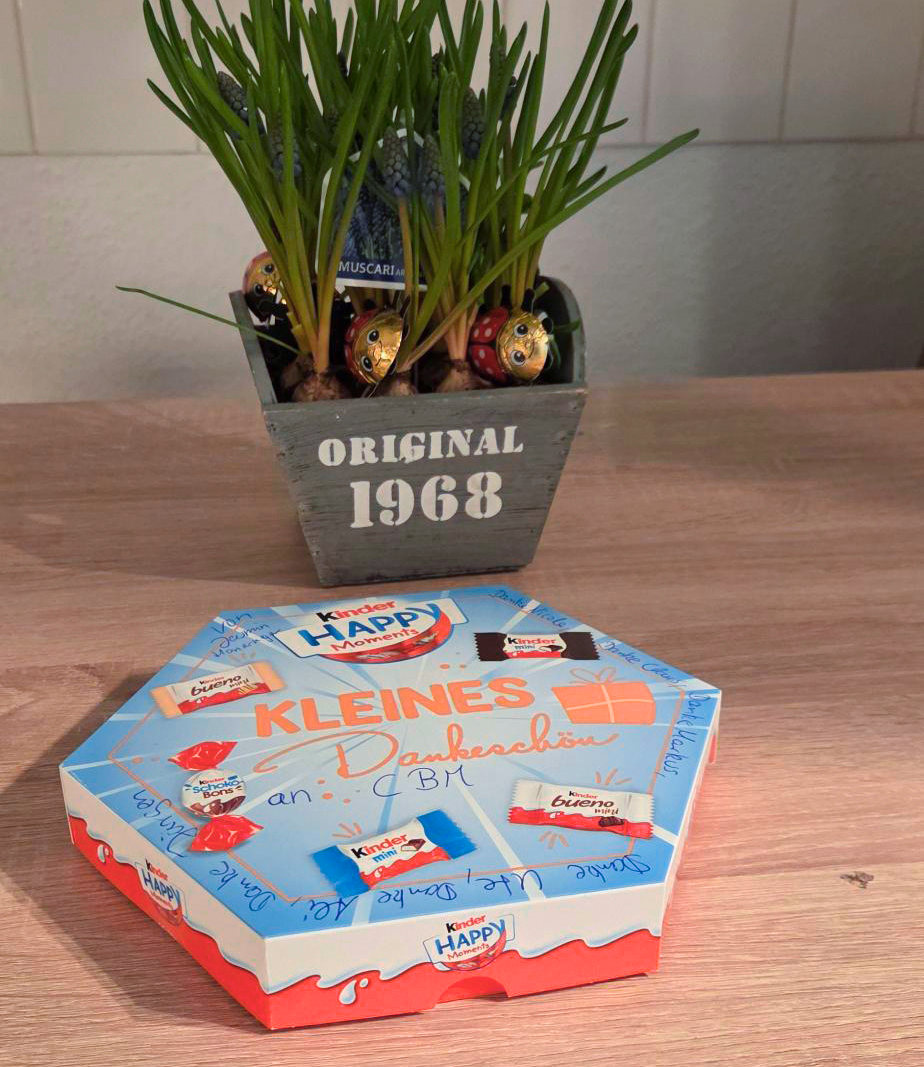 Ein prächtiger Blumenstraus für die Projektleitung Ute Bescht des Workshop "Frauen starten digital"